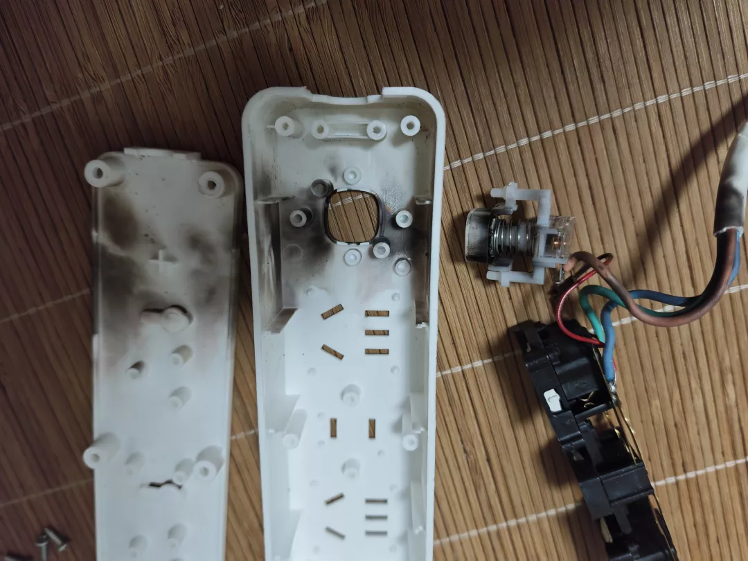 烧焦的插排 烧焦的插排